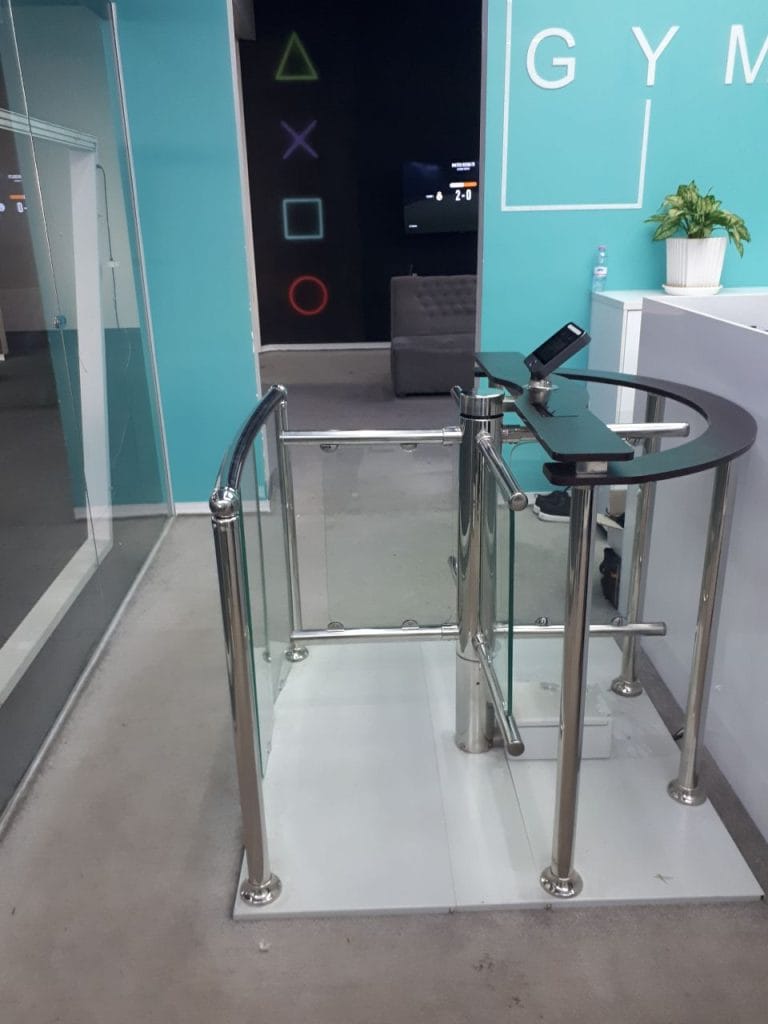 گیت کنترل تردد نفیس در باشگاه ورزشی