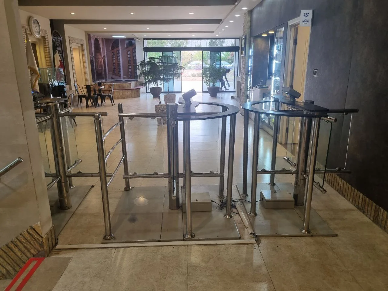 نمونه نصب دو گیت کنترل تردد برای مدیریت مسیرهای ورود و خروج
